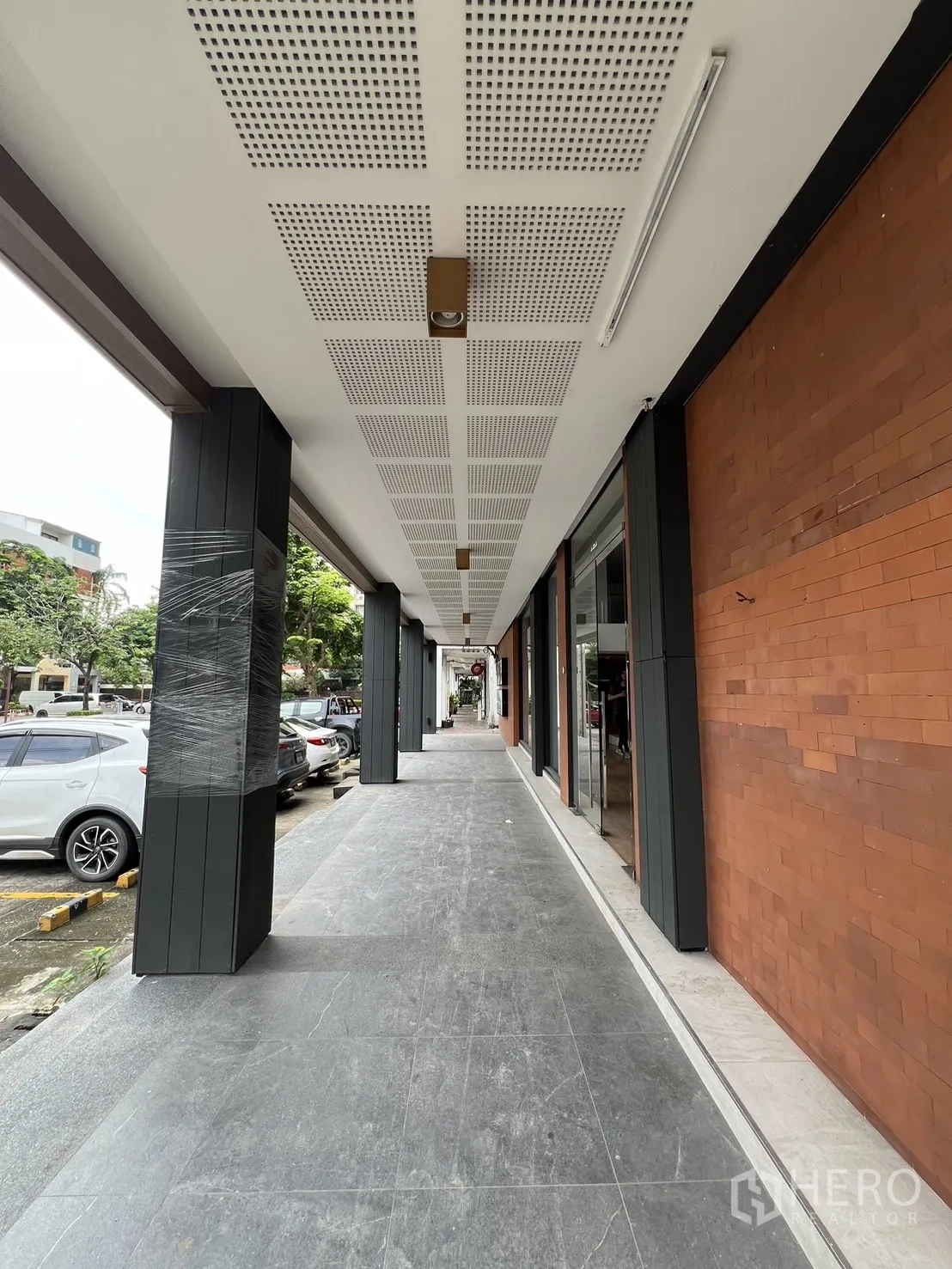 Retail Space for rent in Khlong Toei, Bangkok - Covered pedestrian arcade with tiled walkway and column lighting.
