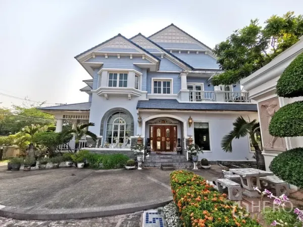 Detached House for sale in Phra Khanong, Bangkok - Grand detached house with gable roof, arched windows and landscaped driveway in Bang Chak, Phra Khanong.