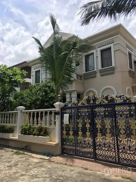 独立式住宅 出租在Khlong Toei, Bangkok - 蓝金色装饰的大门与围墙花园，独栋别墅入口景观。