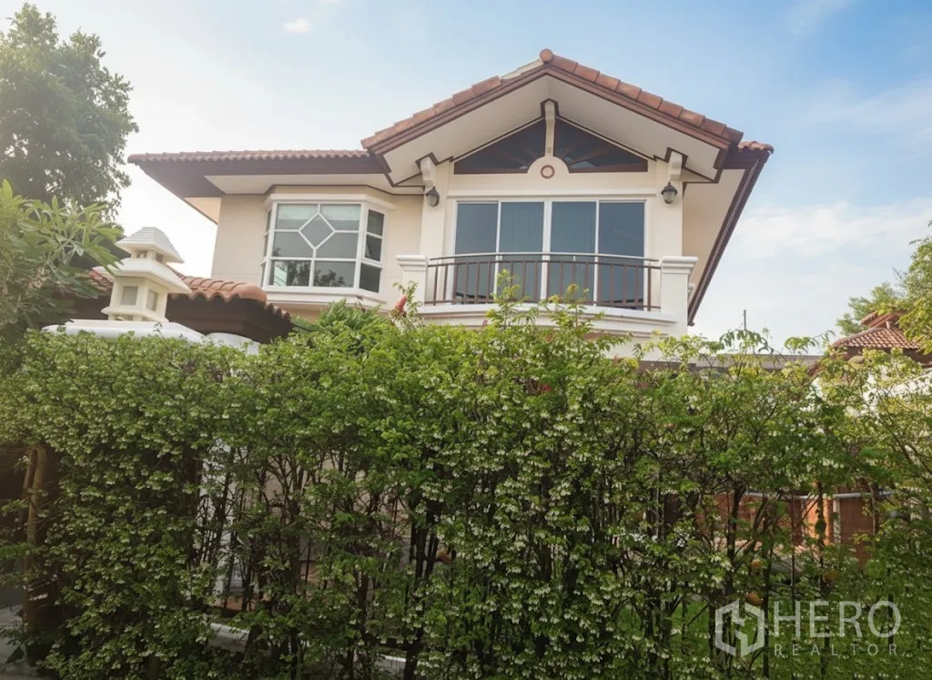 Detached House for rent in Lat Krabang, Bangkok - Two-storey detached house in Lat Krabang with balcony, tiled roof and hedge-lined front garden.
