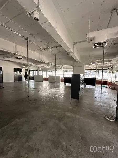 办公空间 出租在Watthana, Bangkok - 宽敞开放式办公室，外露天花与混凝土地面，大窗采光充足。