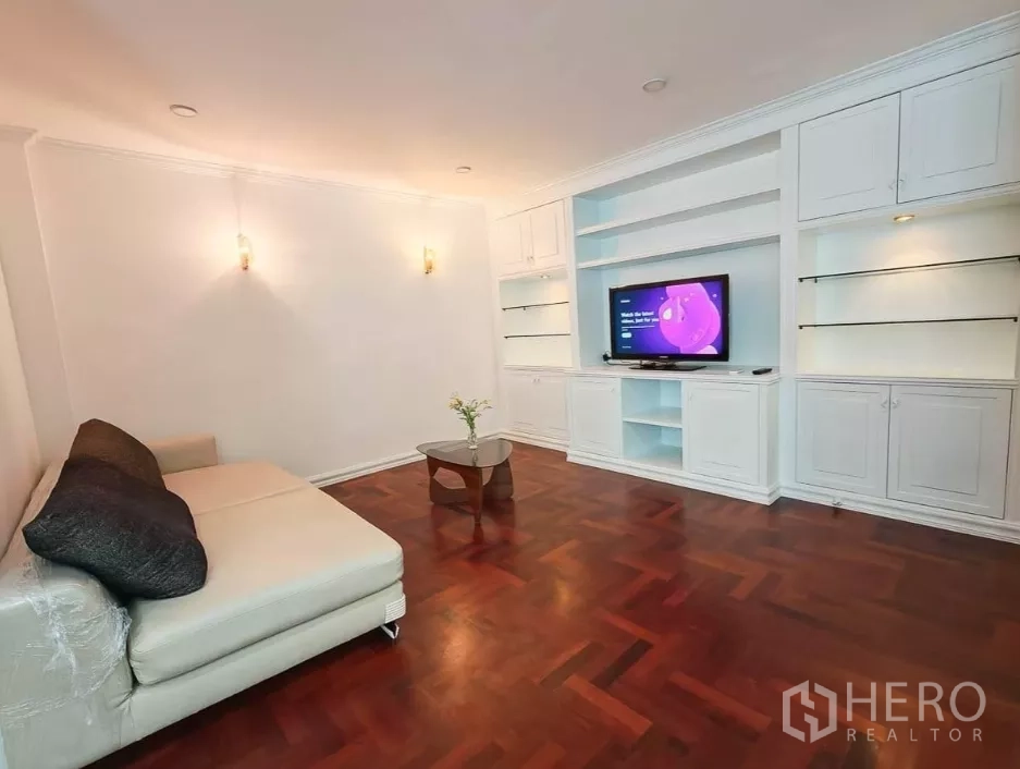 Detached House for rent in Yan Nawa, Bangkok - Upstairs family room with built‑in shelving, TV, and a comfy sectional sofa.