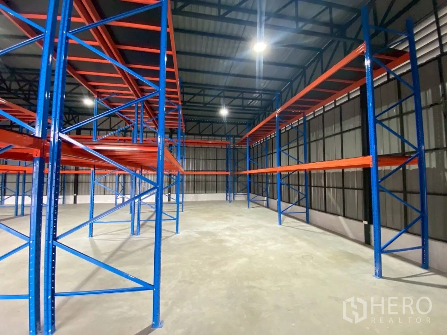 Warehouse for rent in Lam Luk Ka, Pathum Thani - Close-up of heavy-duty pallet racking systems inside the warehouse.