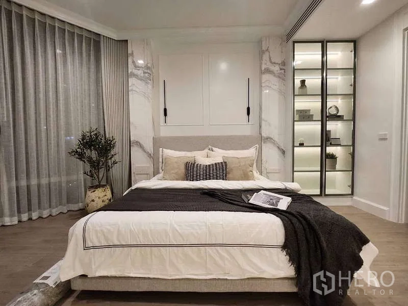 คอนโด ขายในWatthana, Bangkok - ห้องนอนกว้าง โทนสีอบอุ่น พร้อมตู้กระจกไฟส่องแบบบิลท์อิน