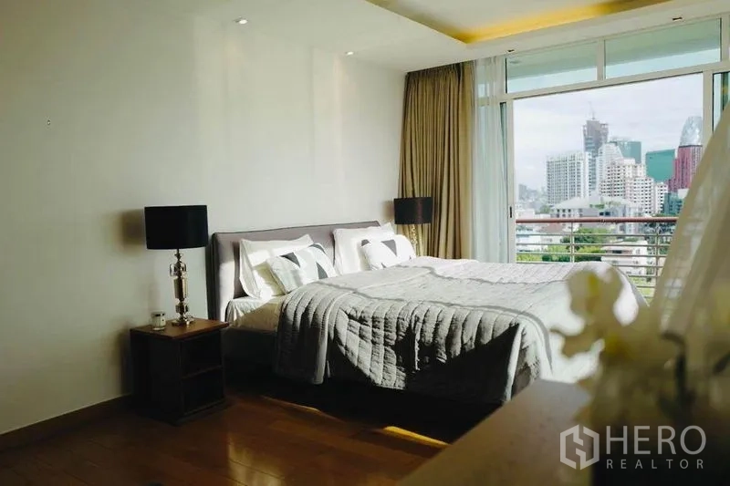 Condominium for rent or sale in Phaya Thai, Bangkok - Spacious master bedroom with large window, soft drapes and city views from the balcony.