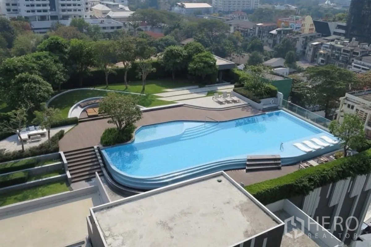 公寓 出租在Watthana, Bangkok - 高区无边际泳池，设日光平台与景观花园。