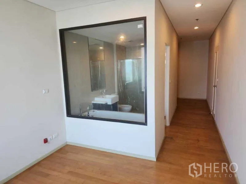 公寓 出租在Ratchathewi, Bangkok - 卧室内设观景玻璃，可看到带卫浴套间与走廊。