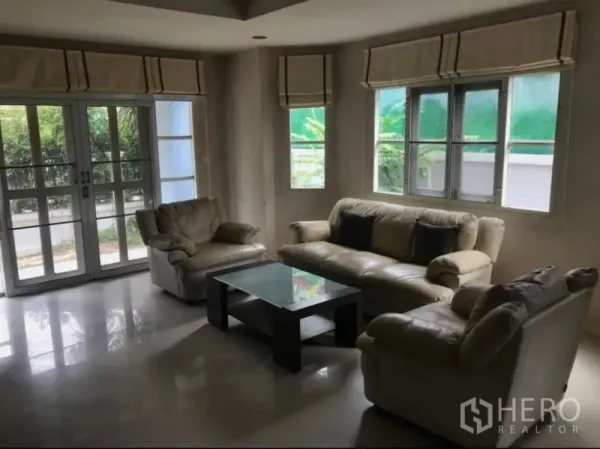 独立式住宅 出售 - 采光充足的客厅，皮沙发、玻璃茶几与大窗