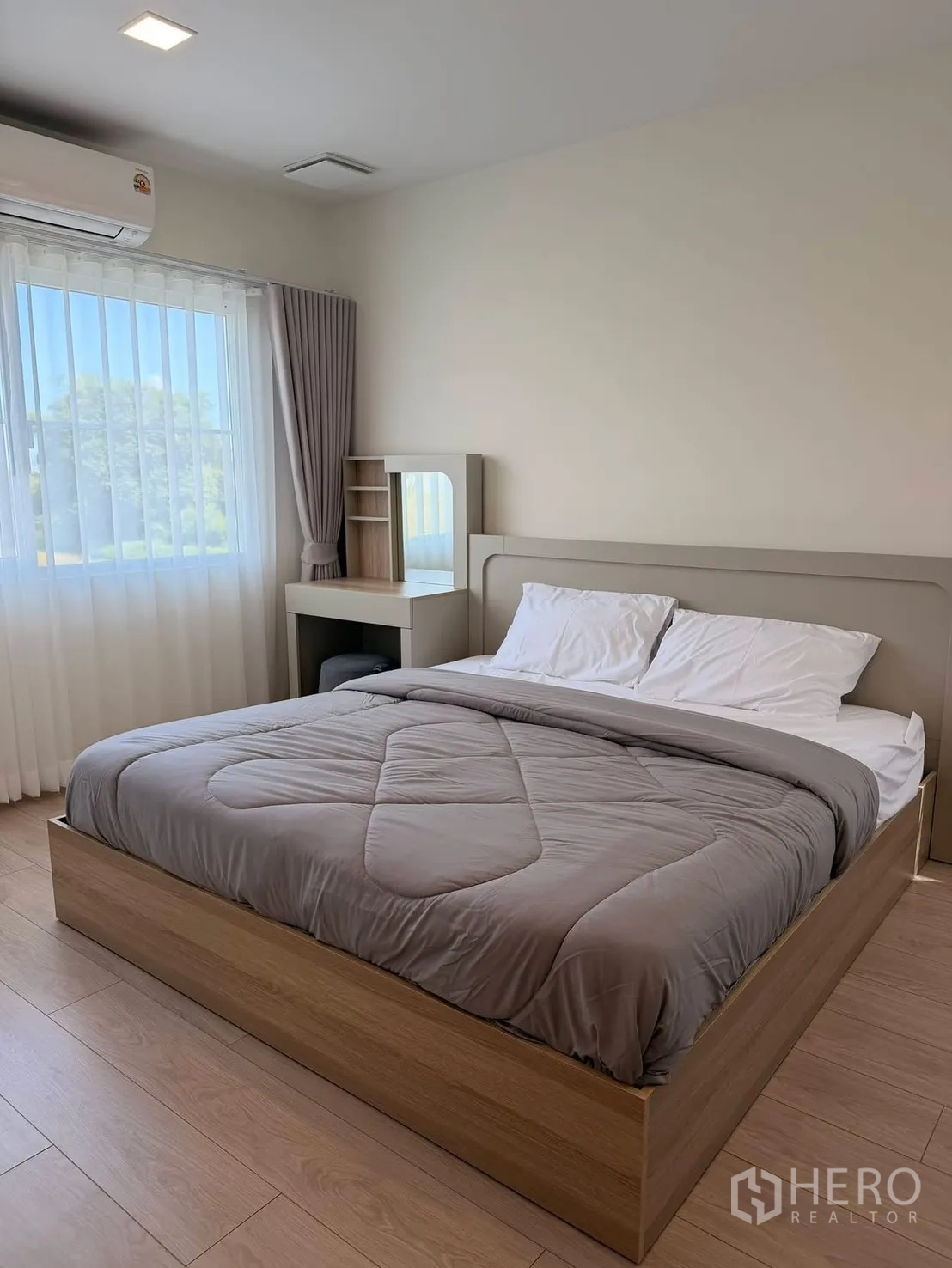 Detached House for rent in Bang Phli, Samut Prakan - Second bedroom with double bed, desk and large window with curtains.