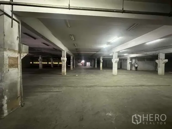 工厂 出租在Khlong Luang, Pathum Thani - 宽阔的柱式工业楼层，荧光照明与混凝土地面