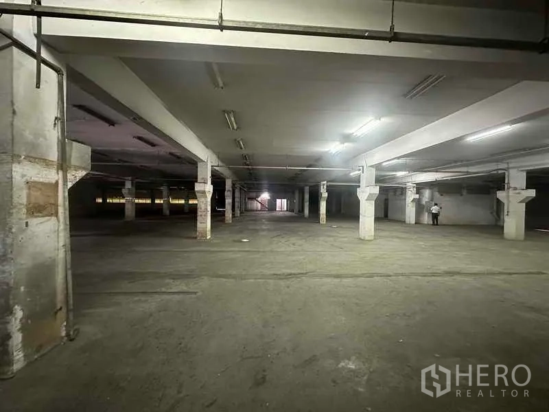 工厂 出租在Khlong Luang, Pathum Thani - 宽阔的柱式工业楼层，荧光照明与混凝土地面