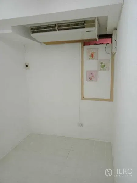 联排别墅 出租在Khlong Toei, Bangkok - 白色多功能小房间，墙挂式空调