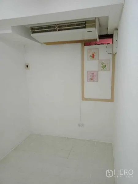 联排别墅 出租在Khlong Toei, Bangkok - 白色多功能小房间，墙挂式空调