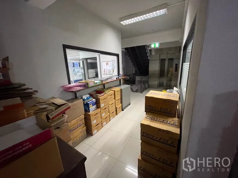 办公空间 出租在Khlong Toei, Bangkok - 储物走道，堆放档案箱，带服务窗口与亮面地砖