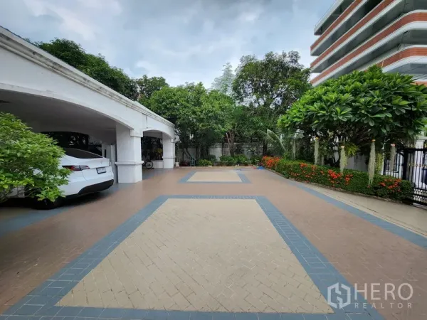 บ้าน ให้เช่าในPrawet, Bangkok - ลานปูพื้นกระเบื้องกว้างขวาง พร้อมสวนแนวรั้วและโรงจอดรถหลายคันข้างตัวบ้าน
