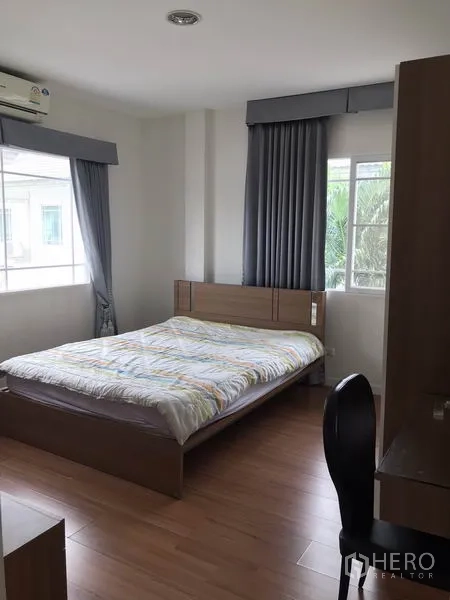 独立式住宅 出租在Khlong Sam Wa, Bangkok - 温馨卧室，双人床、书桌与大窗户。