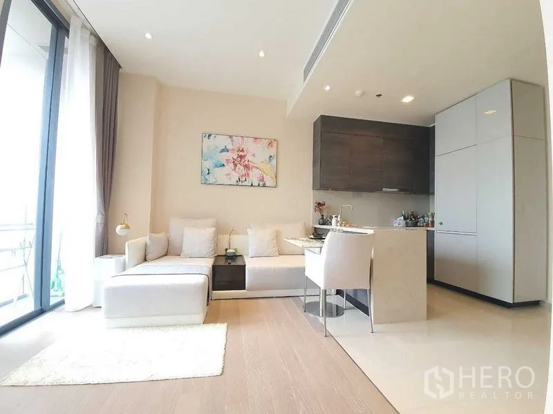 公寓 出租或出售在Watthana, Bangkok - 开放起居空间，沙发区、用餐角与现代厨房一体化设计的高层公寓。