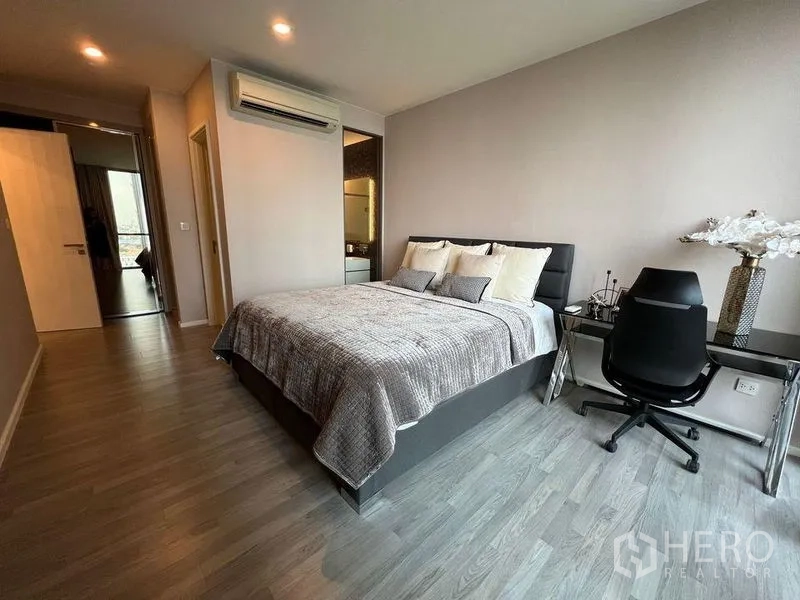 公寓 出租在Watthana, Bangkok - 主卧设特大床、书桌并连通套卫。