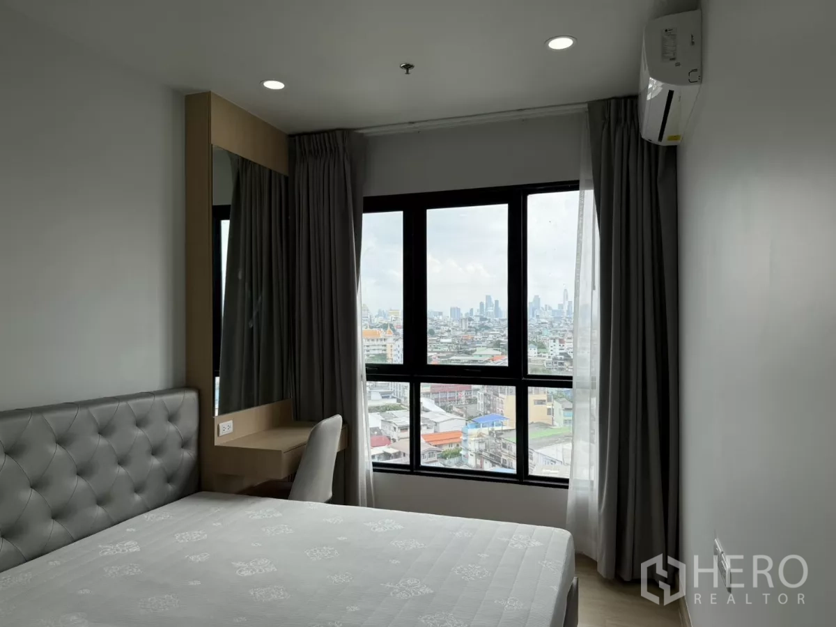 公寓 出租在Khlong Toei, Bangkok - 主卧靠窗的书桌/梳妆台，外有城市景观。