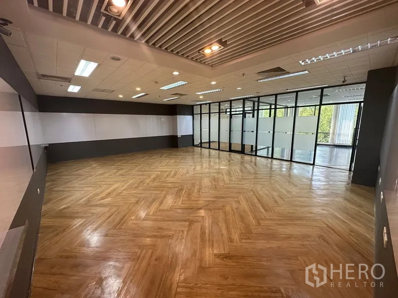 สำนักงาน ให้เช่า - ห้องพื้นไม้ลายก้างปลา กรอบกระจกกั้นพื้นที่ และฝ้าเพดานตกแต่ง