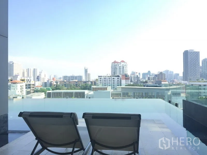 公寓 出租在Khlong Toei, Bangkok - 屋顶无边泳池配躺椅，享城市全景