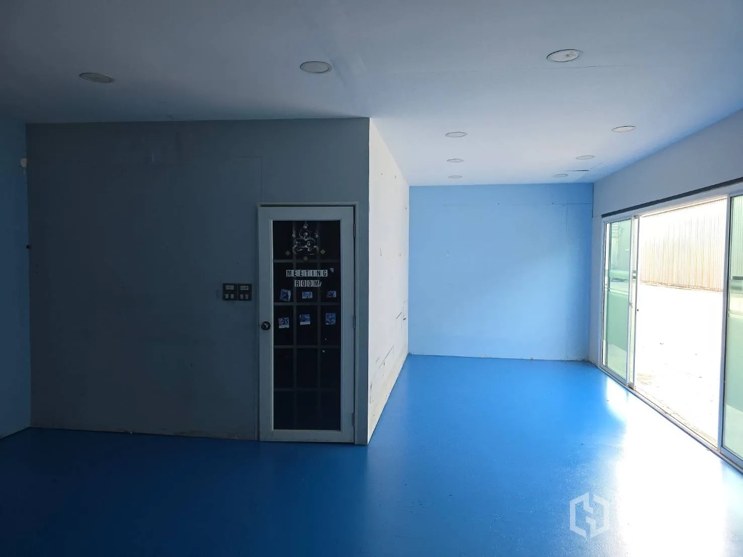 仓库 for rent in Bang Phli, Samut Prakan - 办公室走廊，通往推拉门与独立会议室。