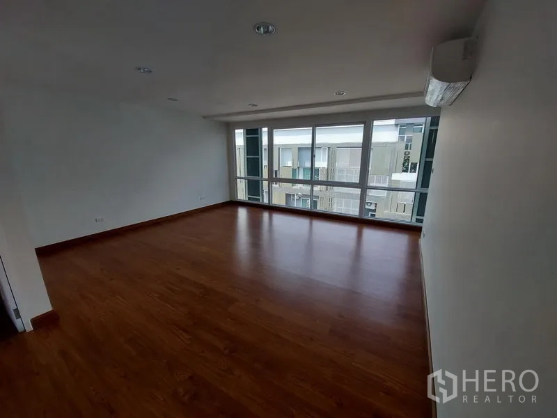 联排别墅 出售在Wang Thonglang, Bangkok - 大卧室，宽幅窗户与木地板，可眺望邻近联排住宅。