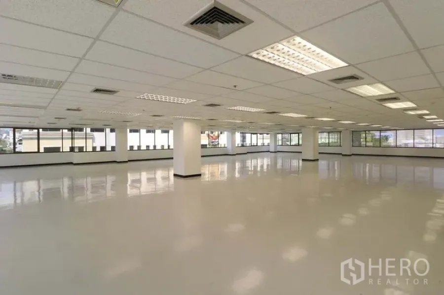 Office Space for rent in Bang Rak, Bangkok - Expansive office space with columns, suspended ceiling and panoramic windows suitable for flexible layouts.