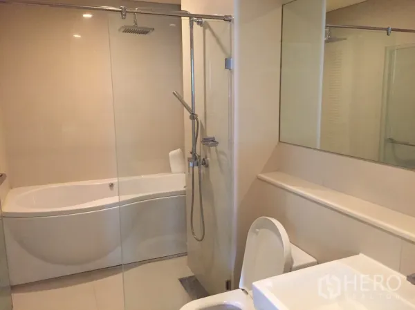 คอนโด ให้เช่าหรือขายในWatthana, Bangkok - ห้องน้ำสมัยใหม่พร้อมอ่างอาบน้ำ ฝักบัวเรนชาวเวอร์แบบกระจกกั้น และอ่างล้างหน้า