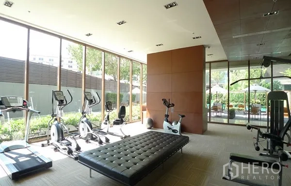 คอนโด ให้เช่าหรือขายในKhlong Toei, Bangkok - ฟิตเนสคอนโดพร้อมเครื่องคาร์ดิโอ มองสวนผ่านผนังกระจกสูง
