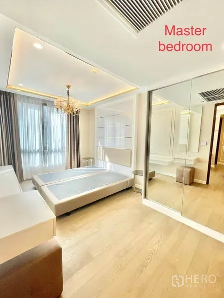 公寓 出售在Huai Khwang, Bangkok - 主卧另一角度，大窗、软包床头与镜面衣柜。