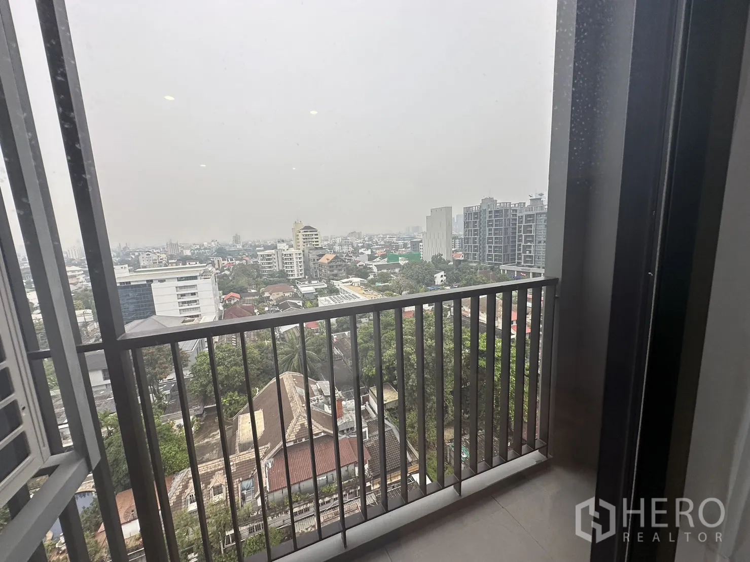 公寓 出租在Watthana, Bangkok - 私人阳台，可眺望Ekkamai天际线与绿意
