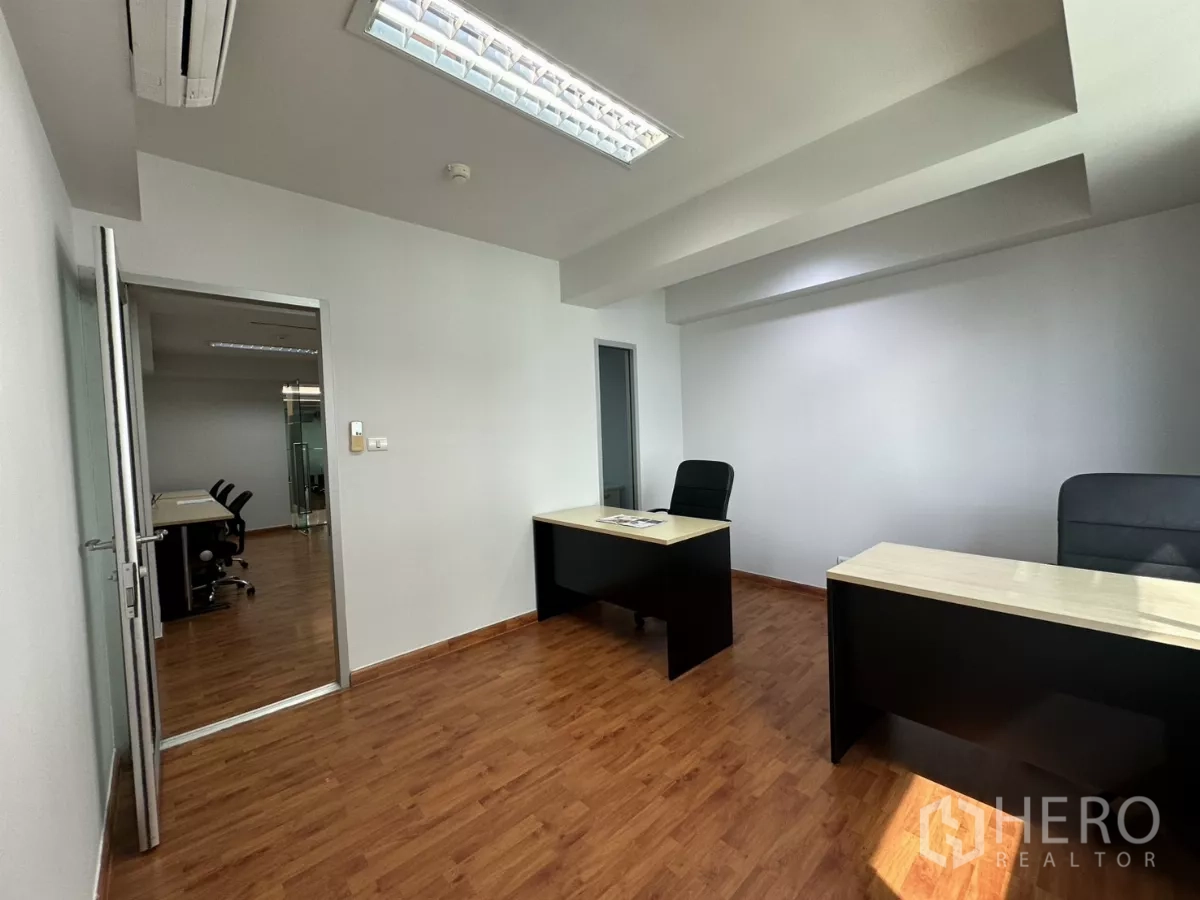 สำนักงาน ให้เช่าในWatthana, Bangkok - พื้นที่สำนักงานส่วนตัวพร้อมเครื่องปรับอากาศ ไฟ LED และพื้นไม้ลามิเนต