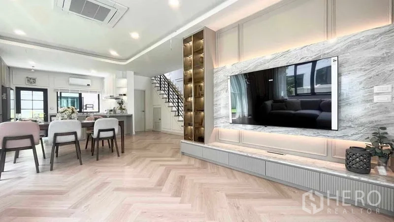 บ้าน ให้เช่าในBang Phli, Samut Prakan - ห้องนั่งเล่นรับประทานอาหาร พื้นลายก้างปลา ผนังทีวีลายหินอ่อน