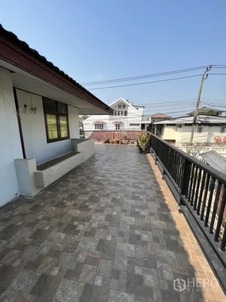 带办公室的家 出租在Watthana, Bangkok - 宽敞的屋顶露台，铺砖并设栏杆，可观社区景色。
