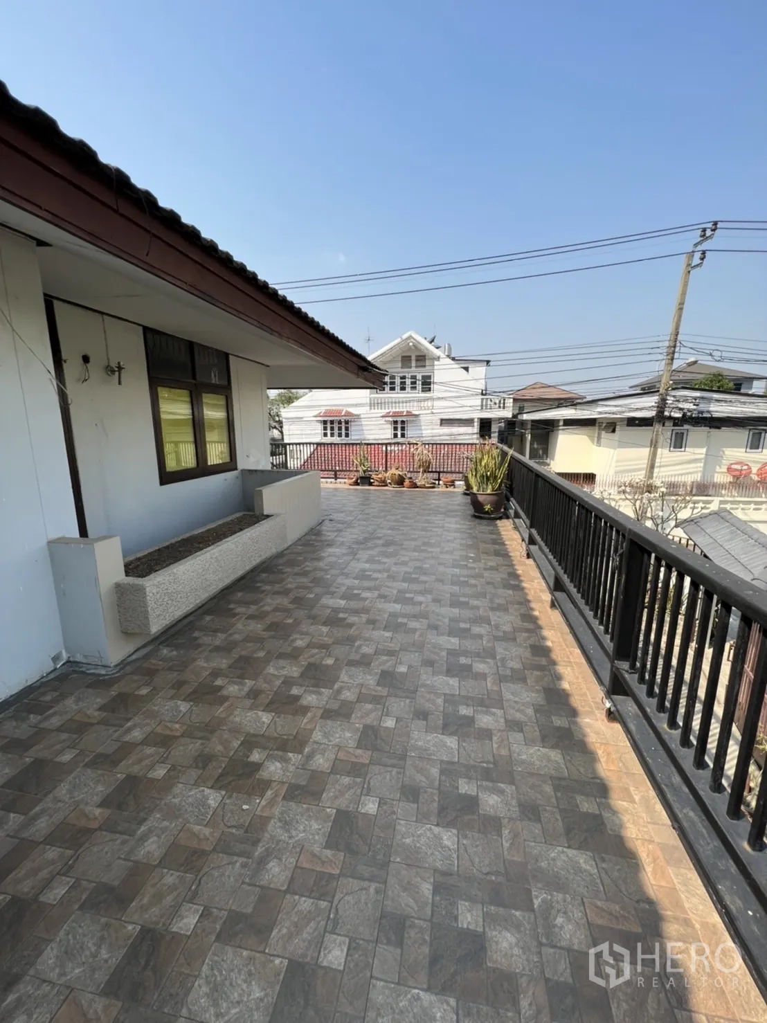 带办公室的家 出租在Watthana, Bangkok - 宽敞的屋顶露台，铺砖并设栏杆，可观社区景色。