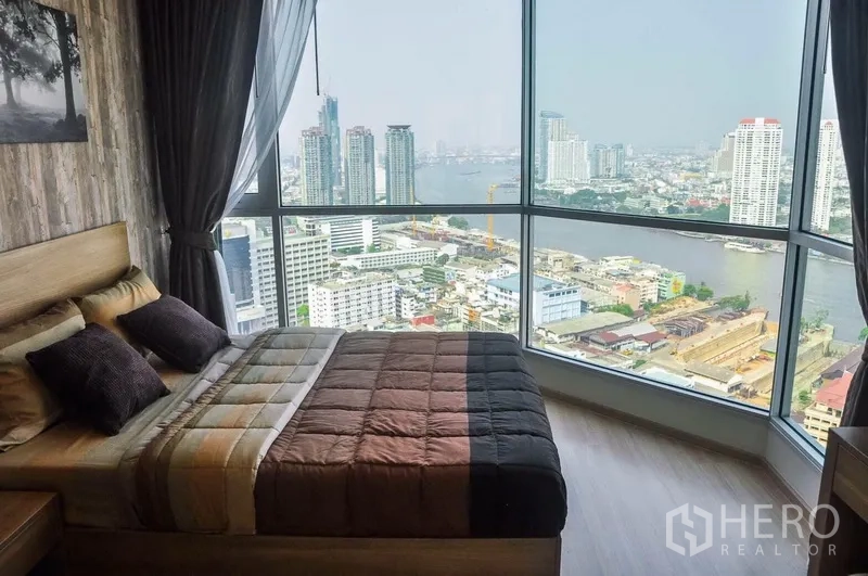 คอนโด ให้เช่าในSathon, Bangkok - ห้องนอนหน้าต่างกระจกเต็มบานมุมห้อง มองเห็นวิวแม่น้ำเจ้าพระยาแบบพาโนรามา