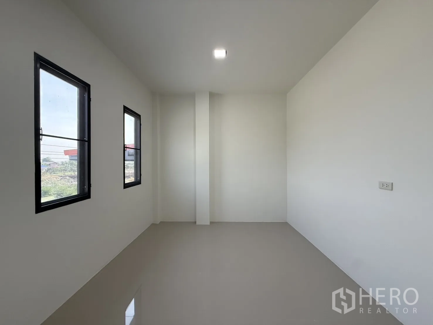 Warehouse for rent in Lam Luk Ka, Pathum Thani - Long office space with two windows and smooth floor.
