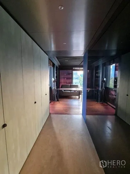 公寓 出售在Pathum Wan, Bangkok - 带内置衣柜的走廊通向采光充足的客厅