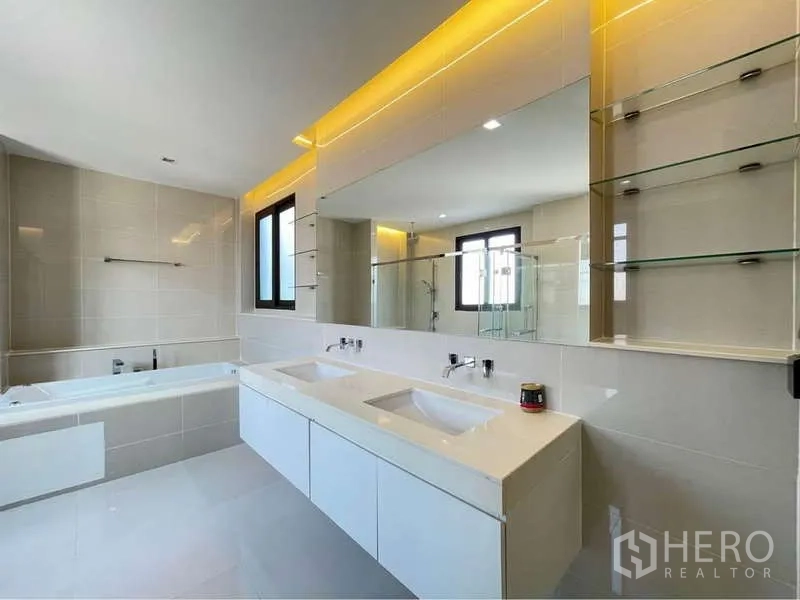独立式住宅 出租在Bang Sue, Bangkok - 大浴室双洗手台、超大镜面与置物架