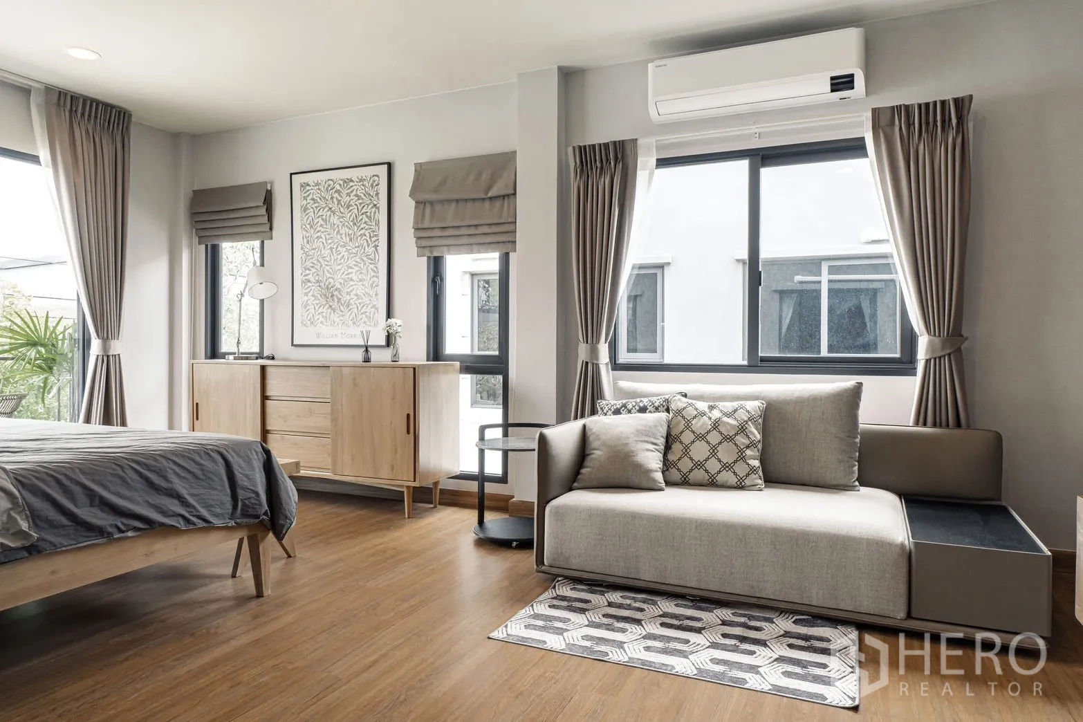 独栋房屋 for rent in Bang Phli, Samut Prakan - 卧室一角设沙发、空调与大窗帘。