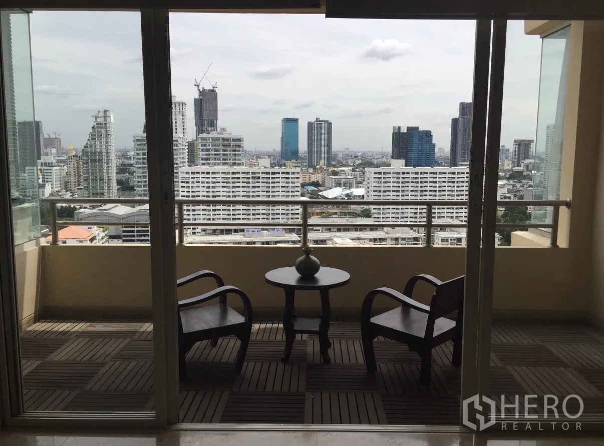 公寓 出租在Watthana, Bangkok - 遮蔽式阳台设座椅与小桌，俯瞰曼谷天际线。
