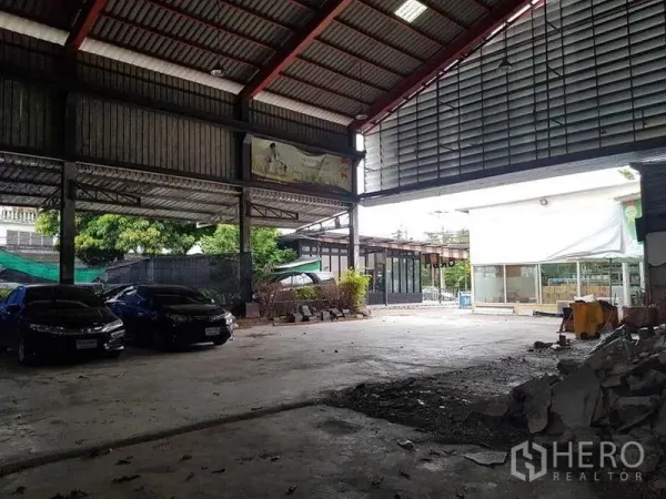 货栈 出租在Thung Khru, Bangkok - 开放式仓库出入口，超宽卷帘门，旁侧设有停车区与玻璃办公区。