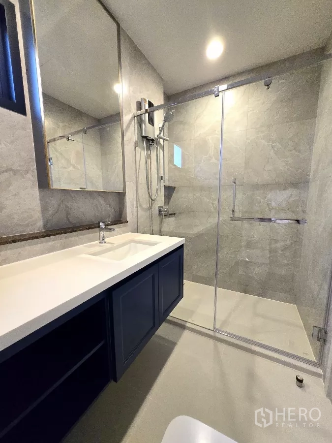 บ้าน ให้เช่าในBang Phli, Samut Prakan - ห้องน้ำพร้อมตู้อาบน้ำกระจกและเคาน์เตอร์ยาว