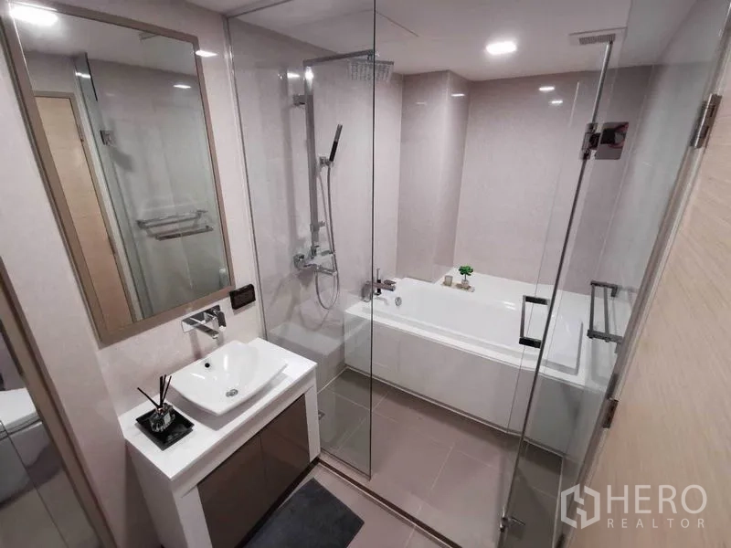คอนโด ให้เช่าในWatthana, Bangkok - ห้องน้ำโมเดิร์นมีตู้กระจกกั้นอาบน้ำ อ่างอาบน้ำ และอ่างล้างหน้า