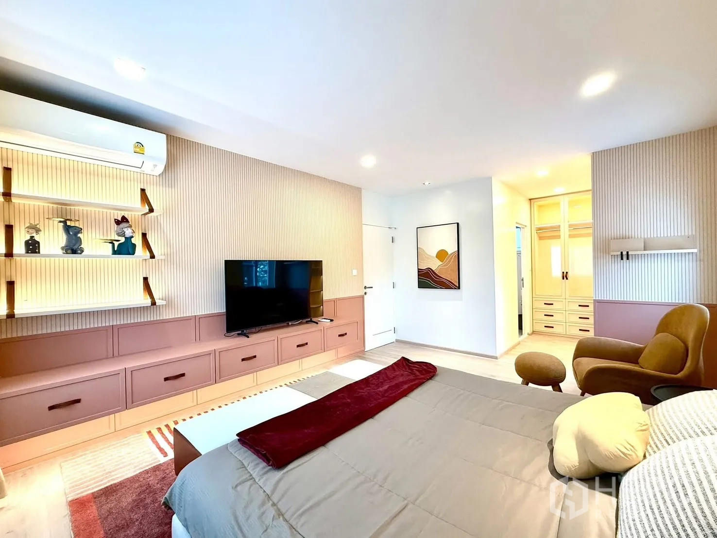 บ้าน ให้เช่าในBang Phli, Samut Prakan - วิวจากห้องนอนหลักสู่ห้องแต่งตัววอล์กอินบิวท์อิน