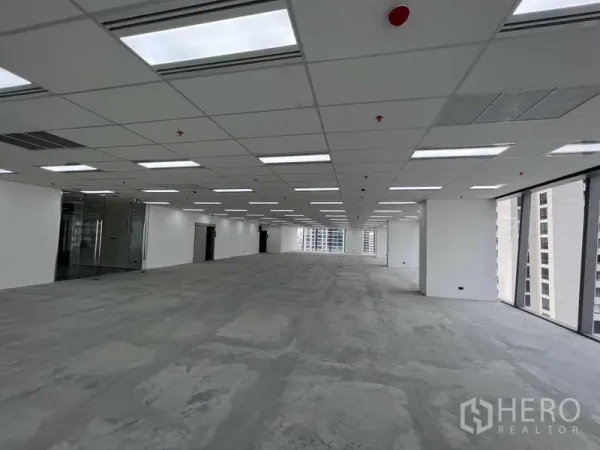 Office Space for rent - Open-plan 400 sqm office floor with drop ceiling LED lights, glass entry, and floor-to-ceiling windows offering city views in Ploenchit.