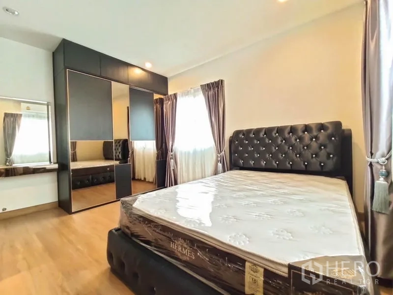 บ้าน ให้เช่า - ห้องนอนรองพร้อมตู้เสื้อผ้าบานกระจกและพื้นไม้