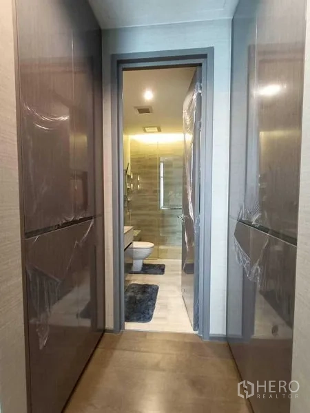 Condominium for rent or sale in Bang Rak, Bangkok - Walk-through corridor with built-in wardrobes leading to the bathroom.