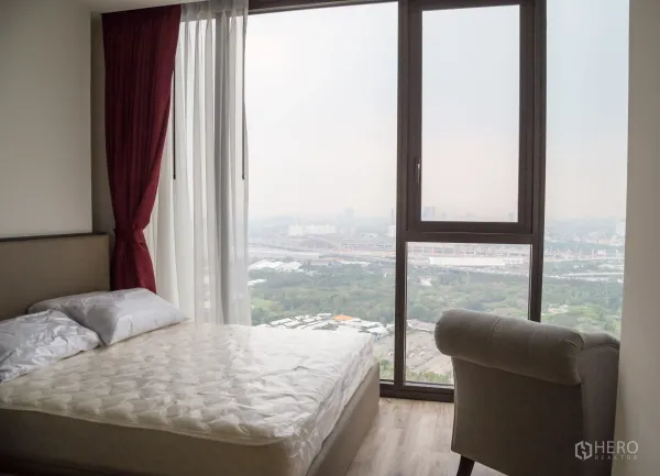 公寓 出租在Chatuchak, Bangkok - 卧室采光充足，落地窗享城市与公园景观，乍都节公寓内景。